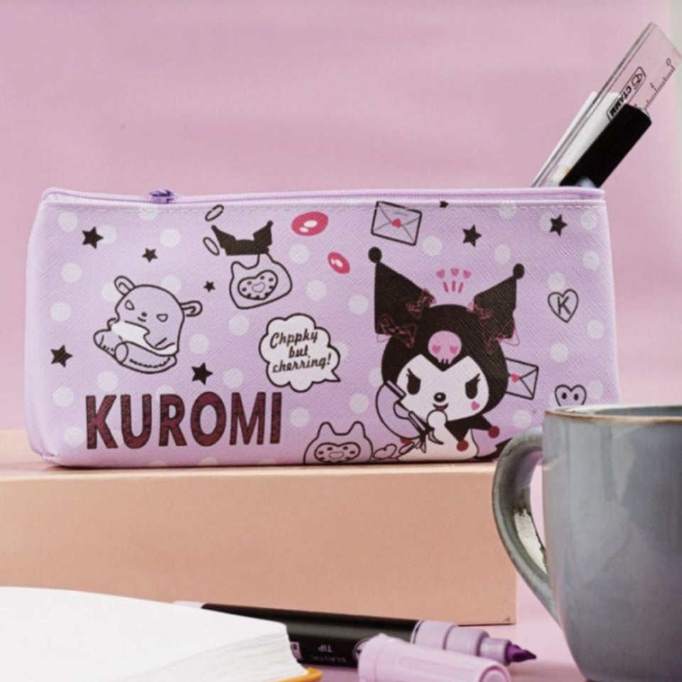 une trousse en simili cuir au design de kuromi, le personnage diaboliquement mignon de sanrio. Coloris violet à pois blancs