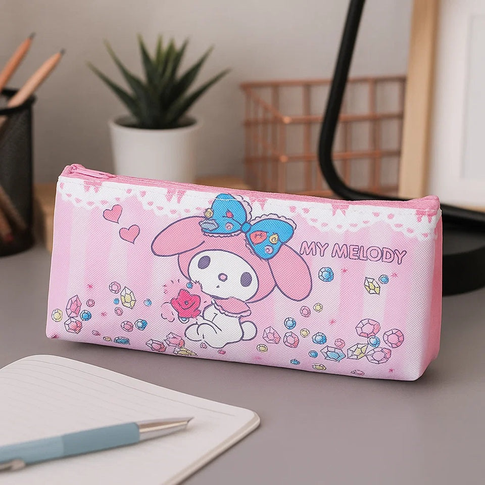 une jolie trousse rose et blanche au design de My Melody, le lapin de Sanrio. Entouré de bijoux colorés, elle est adorable
