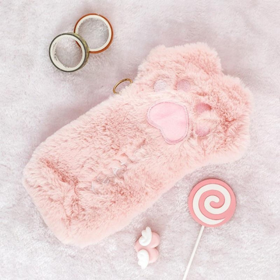 une adorable trousse en forme de patte de chat et en peluche. Elle est toute douce !