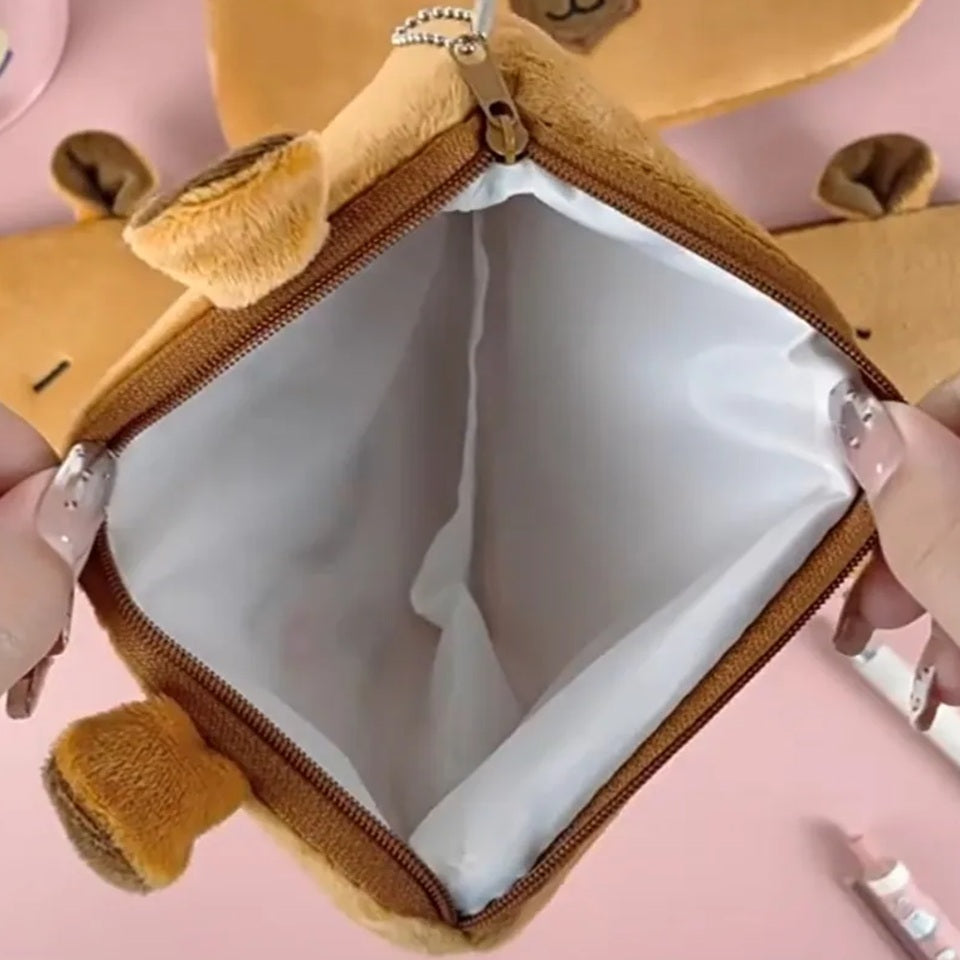 une jolie trousse toute en peluche et toute douce au design d'un capybara aux joues roses.