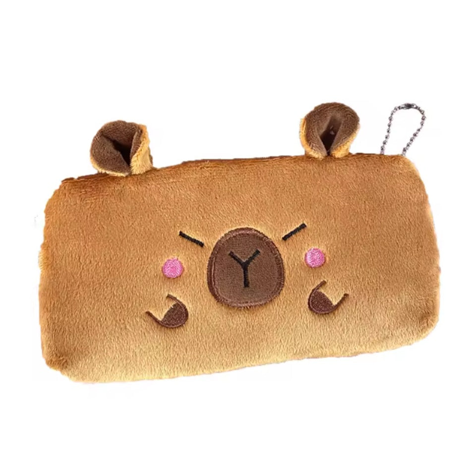 une jolie trousse toute en peluche et toute douce au design d'un capybara aux joues roses.