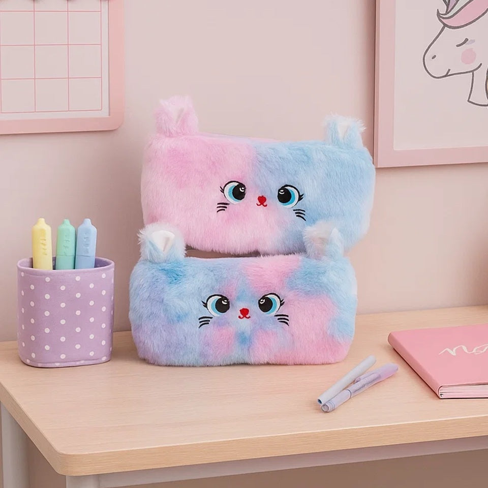 une trousse de bureau toute en peluche multicolore pastel au design de chat. Elle a des petites oreilles fluffy et des yeux, un nez et une moustache brodés