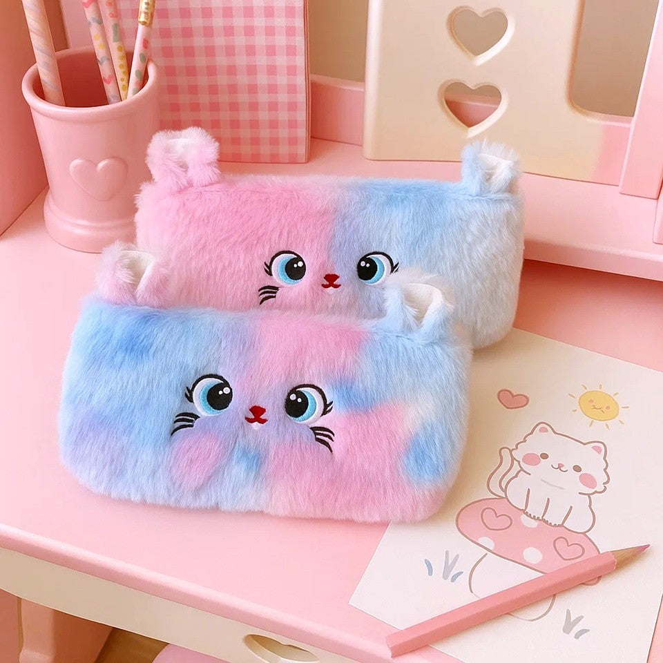 une trousse de bureau toute en peluche multicolore pastel au design de chat. Elle a des petites oreilles fluffy et des yeux, un nez et une moustache brodés