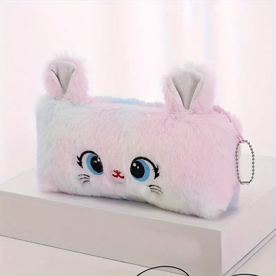 une trousse de bureau toute en peluche multicolore pastel au design de chat. Elle a des petites oreilles fluffy et des yeux, un nez et une moustache brodés