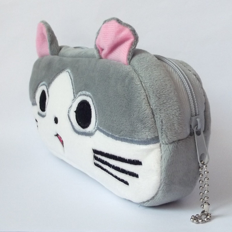 une trousse toute en peluche au design du chat Chi. On reconnait son expression typique avec ses gros yeux et son air malicieux.