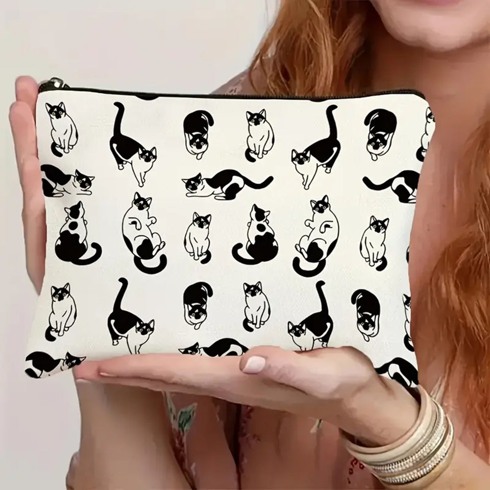 Craquez pour notre trousse de toilette pleine de tendresse et d’humour, ornée de charmants chats noirs et blancs dans des positions aussi amusantes qu’adorables. 🐱💖 Spacieuse et pratique, elle accueille facilement tous vos essentiels, que ce soit pour vos produits de beauté, vos accessoires ou vos indispensables du quotidien.
Fabriquée dans une matière résistante et facile à nettoyer, elle vous accompagnera partout : voyages, week-ends, salle de sport ou simplement à la maison. Sa fermeture éclair solide