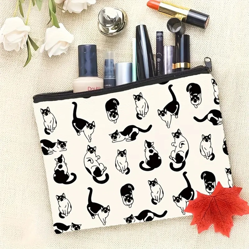 Craquez pour notre trousse de toilette pleine de tendresse et d’humour, ornée de charmants chats noirs et blancs dans des positions aussi amusantes qu’adorables. 🐱💖 Spacieuse et pratique, elle accueille facilement tous vos essentiels, que ce soit pour vos produits de beauté, vos accessoires ou vos indispensables du quotidien.
Fabriquée dans une matière résistante et facile à nettoyer, elle vous accompagnera partout : voyages, week-ends, salle de sport ou simplement à la maison. Sa fermeture éclair solide