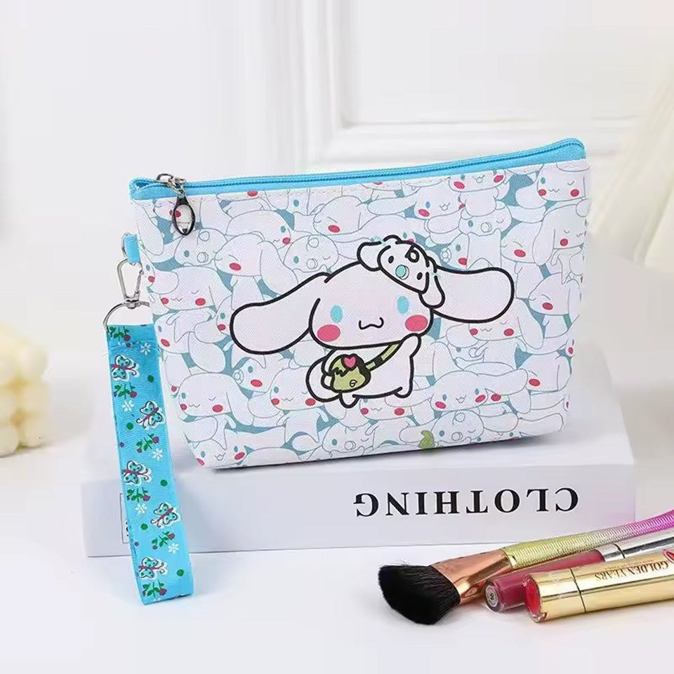 une superbe trousse de toilette en polyester illustré de plusieurs cinnamoroll. coloris bleu blanc, style mignon