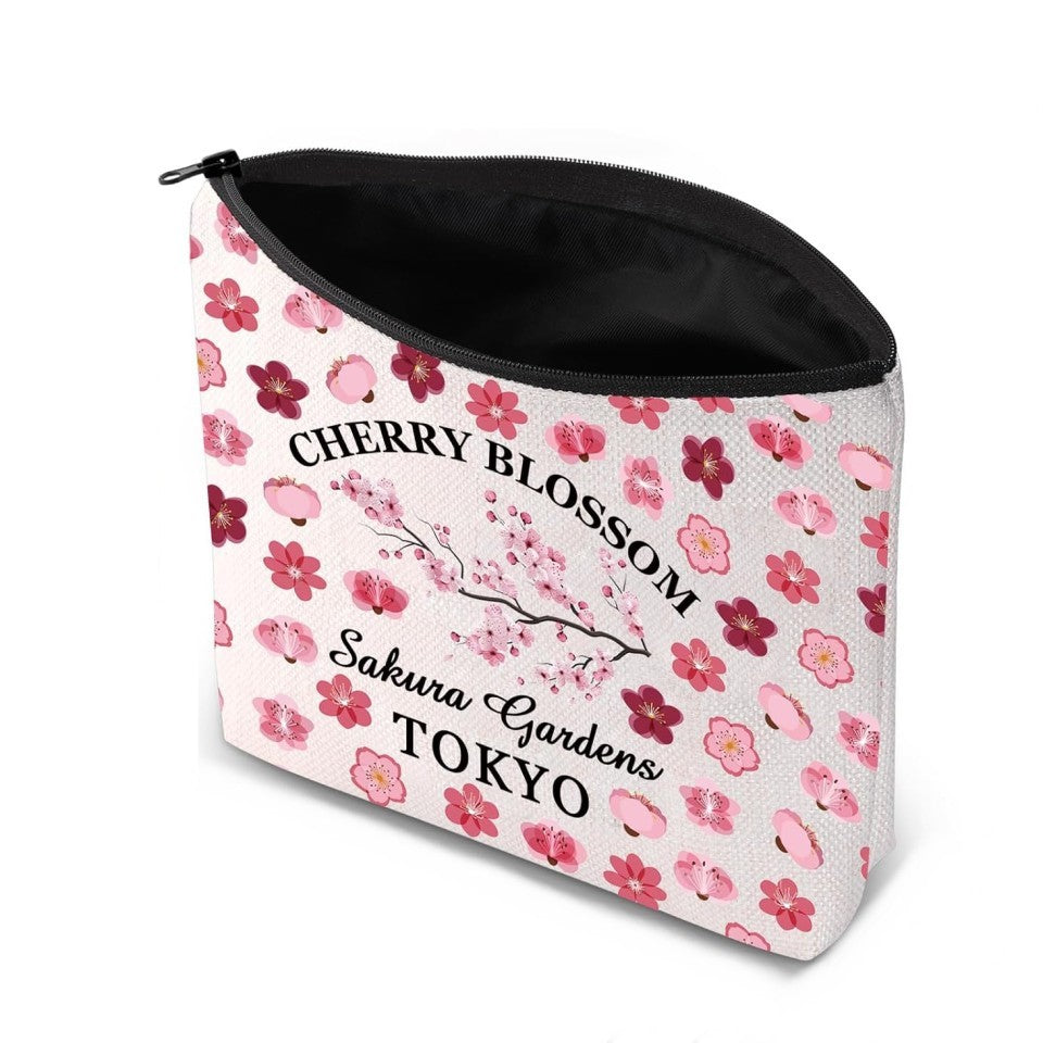 une magnifique trousse de toilette en polyester ornée de motifs de fleurs de sakura roses. Le motif rappelle les sakura en fleurs dans les jardins de Tokyo.