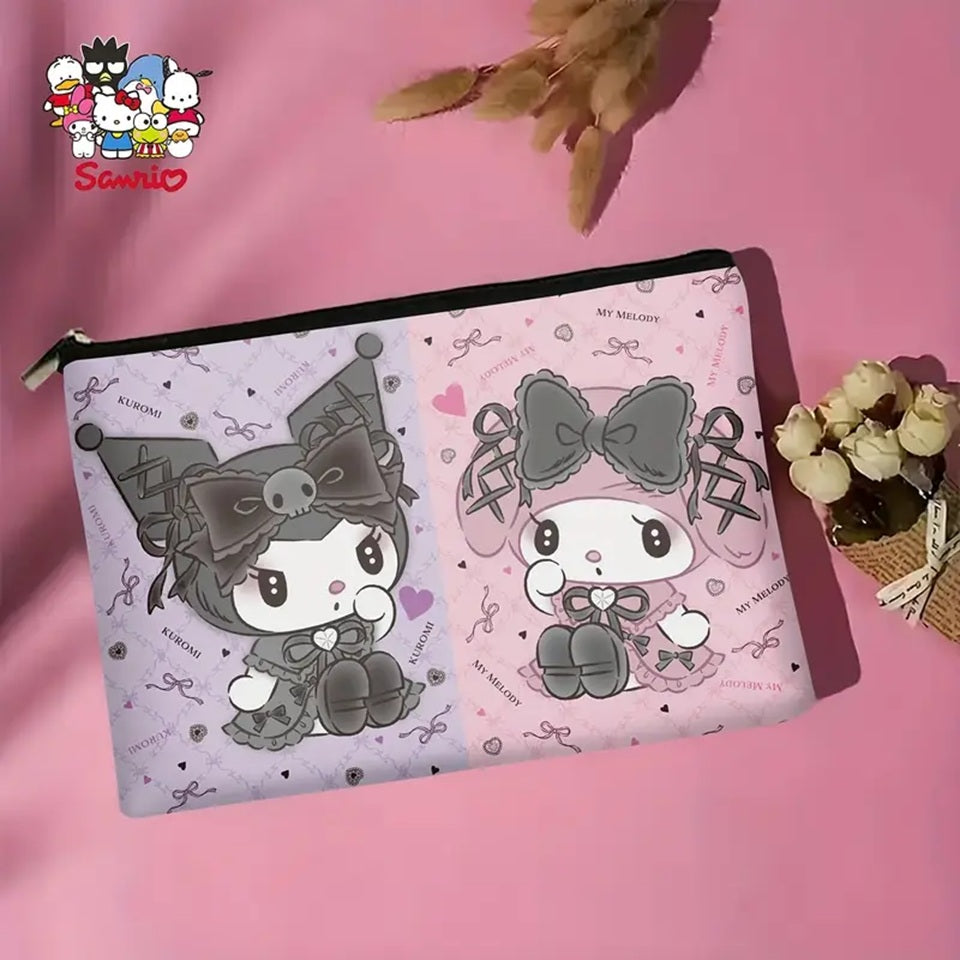 une jolie trousse de toilette représentant Kuromi sur un fond violet et My Melody de l'autre côté sur un fond rose. Elles sont dans la même pose et porte le même habit : personnage miroir.