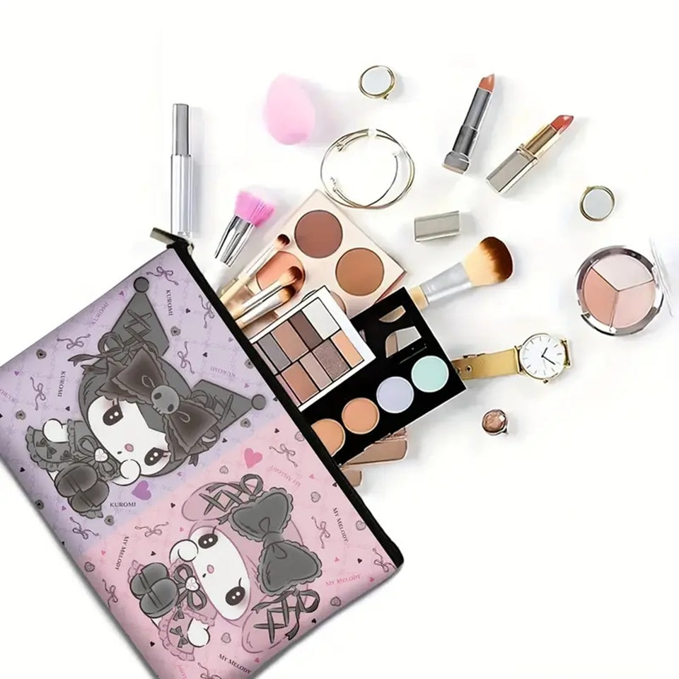une jolie trousse de toilette représentant Kuromi sur un fond violet et My Melody de l'autre côté sur un fond rose. Elles sont dans la même pose et porte le même habit : personnage miroir.