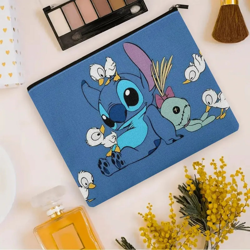 une jolie trousse de toilette aux couleurs de l'adorable Stitch. Il y est représenté, nonchalamment assis, entouré de ses amis canard et de sa poupée vaudou. Le design est adorable, la trousse est de grande capacité.