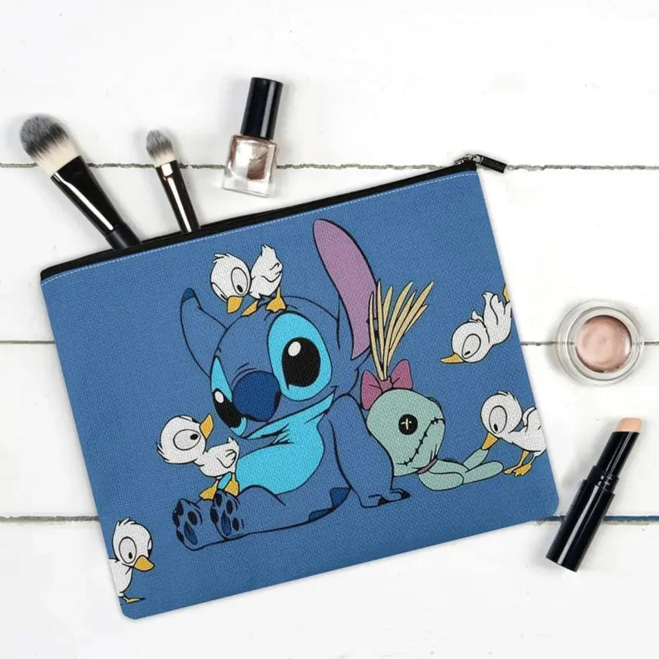 une jolie trousse de toilette aux couleurs de l'adorable Stitch. Il y est représenté, nonchalamment assis, entouré de ses amis canard et de sa poupée vaudou. Le design est adorable, la trousse est de grande capacité.