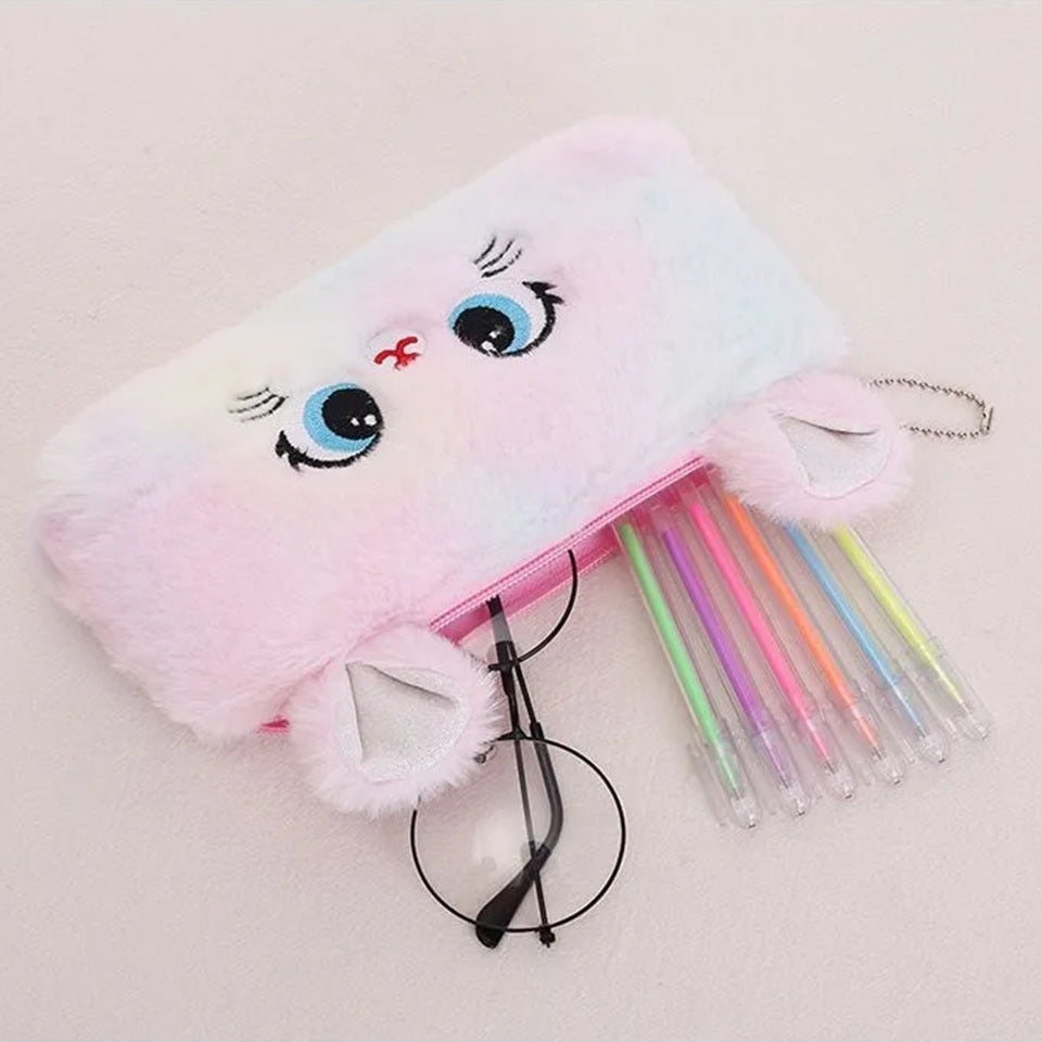 une trousse de bureau toute en peluche multicolore pastel au design de chat. Elle a des petites oreilles fluffy et des yeux, un nez et une moustache brodés