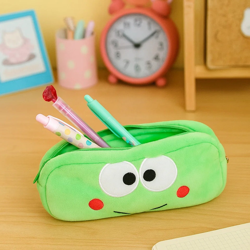 une trousse toute en peluche au design de Keroppi, la grenouille verte de Sanrio. Visage expressif et mignon