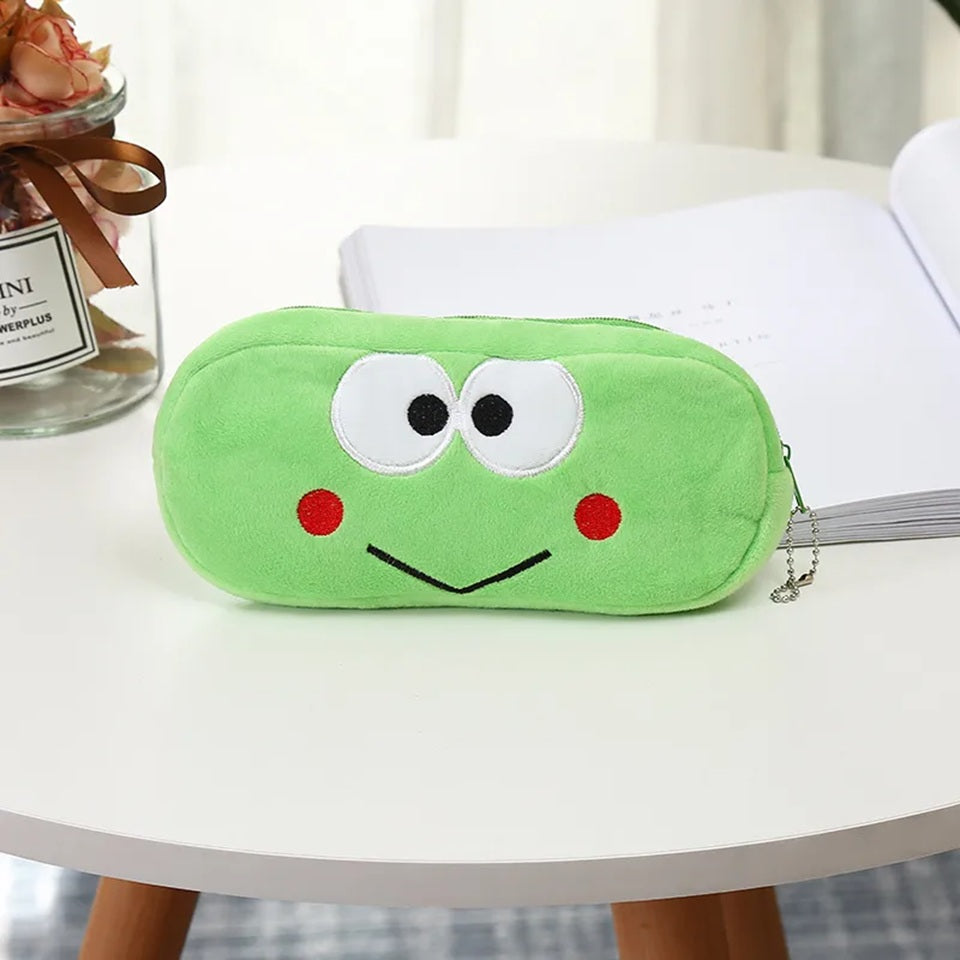 une trousse toute en peluche au design de Keroppi, la grenouille verte de Sanrio. Visage expressif et mignon