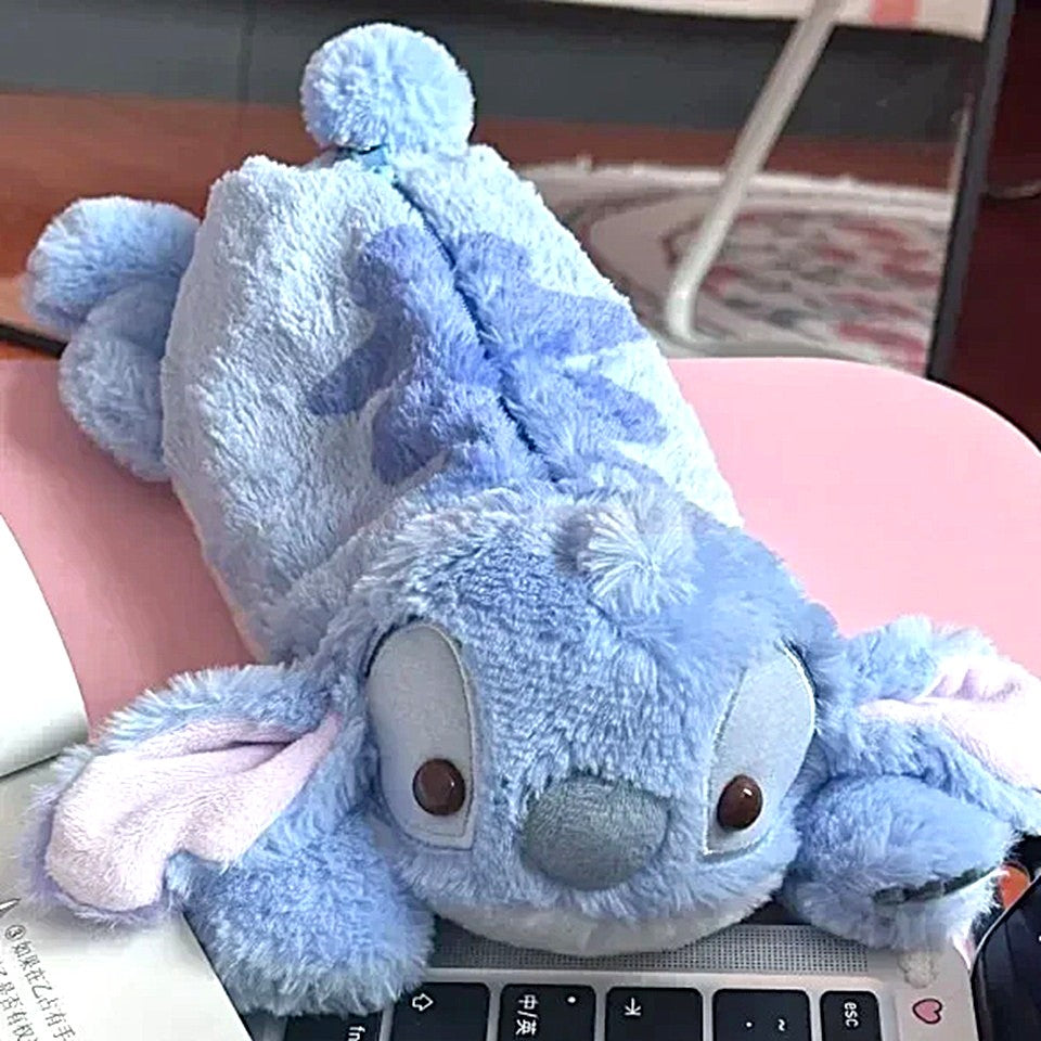 une adorable trousse toute peluchée en forme et aux couleurs de Stitch de Lilo et Stitch. Elle est toute douce et incroyablement mignonne