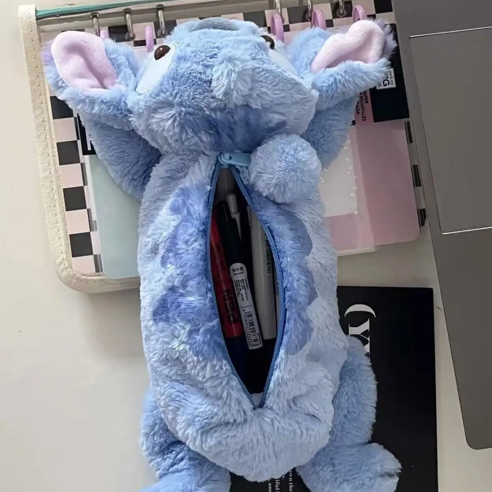 une adorable trousse toute peluchée en forme et aux couleurs de Stitch de Lilo et Stitch. Elle est toute douce et incroyablement mignonne