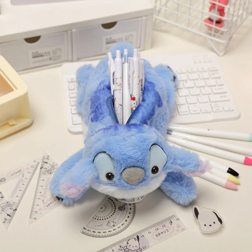 une adorable trousse toute peluchée en forme et aux couleurs de Stitch de Lilo et Stitch. Elle est toute douce et incroyablement mignonne