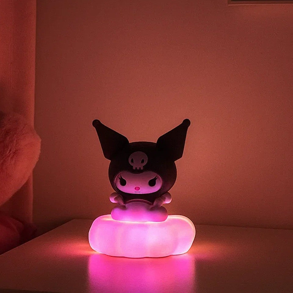 une adorable petite veilleuse représentant Kuromi sur un nuage rose. Elle apporte une touche déco super mignonne et réconfortante à la fois.