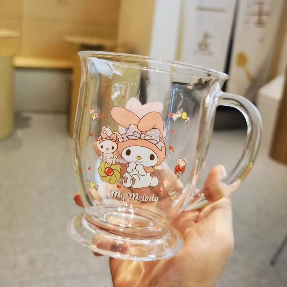 une grande tasse en verre transparente au design My Melody. D'une grande capacité, elle est idéale pour toutes les boissons chaudes et froids et desserts.