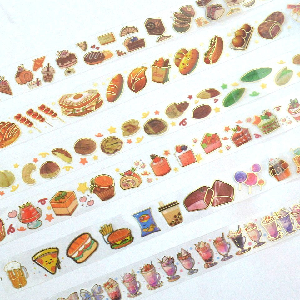 des washi tape sur le thème de la gourmandise : pains, brioches, desserts, glaces, gâteaux... Idéal pour le scrapbooking, ils ajoutent une touche gourmande et colorée à vos projets créatifs.