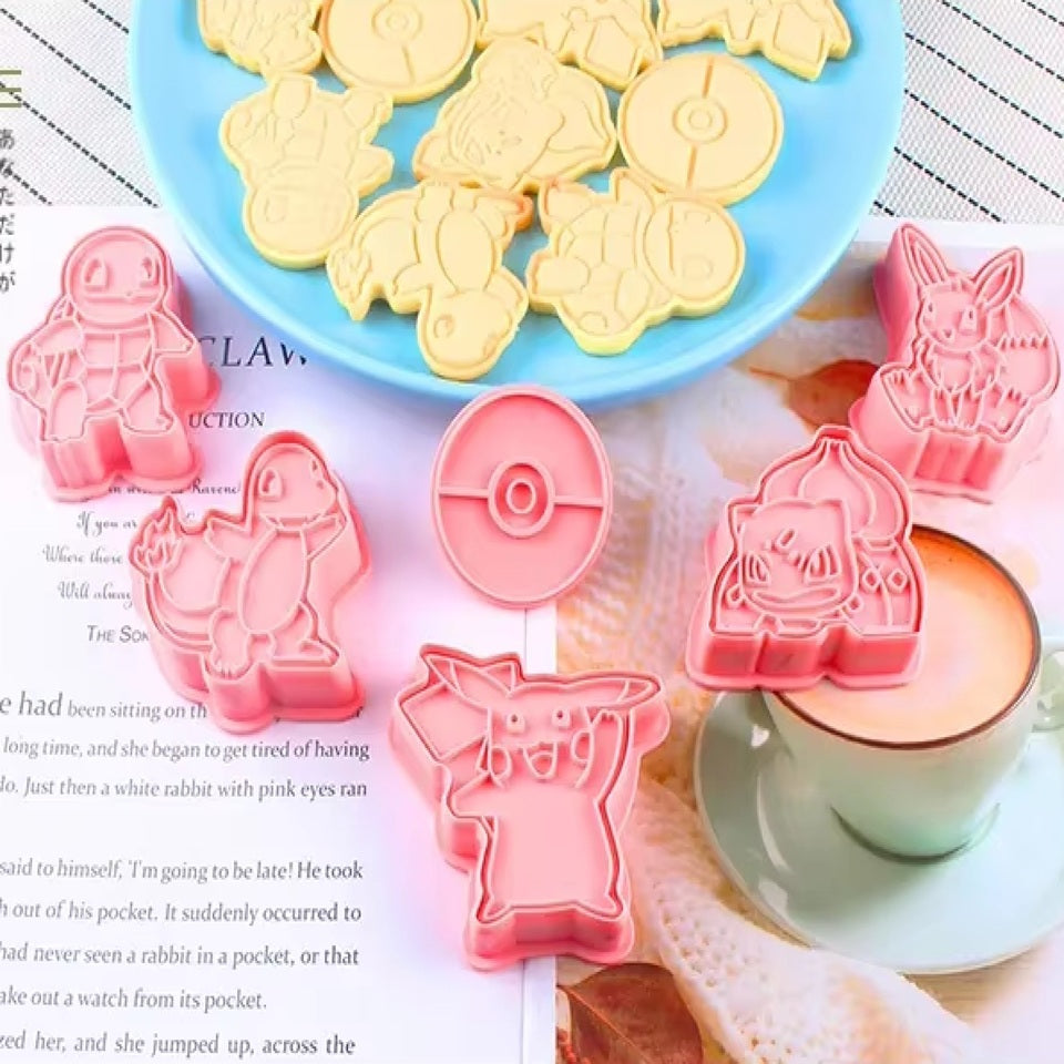 un lot de 6 emporte-pièces en plastique alimentaire en forme de pokemon ultra mignons. Idéals pour réaliser des biscuits originaux.