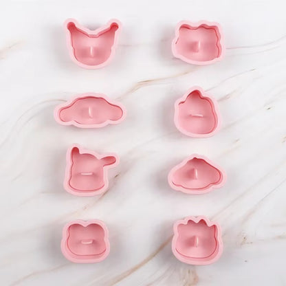 un lot de 8 emporte-pièces en plastique alimentaire pour réaliser des biscuits surper mignons en forme de vos personnages Sanrio préférés : Kuromi, Cinnaomoroll, My Melody, Hello Kitty, Pompompurin, Pochacco, Keroppi et Badtz-Maru