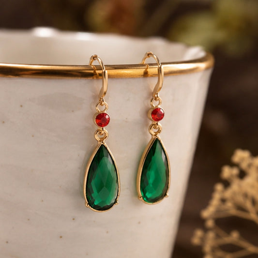 des boucles d'oreilles en cristal vert rouge, inspirées du même bijou que porte Hauru, le sorcier dans le château ambulant.