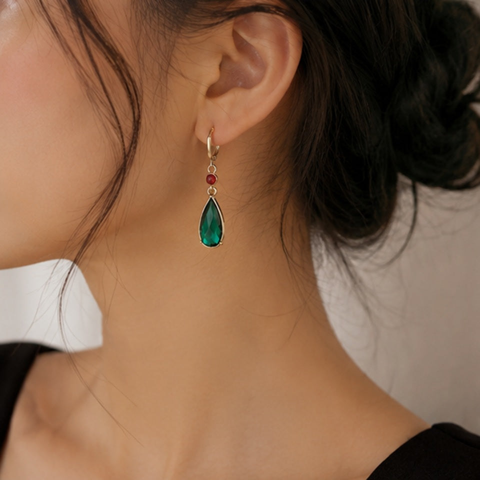 des boucles d'oreilles en cristal vert rouge, inspirées du même bijou que porte Hauru, le sorcier dans le château ambulant.