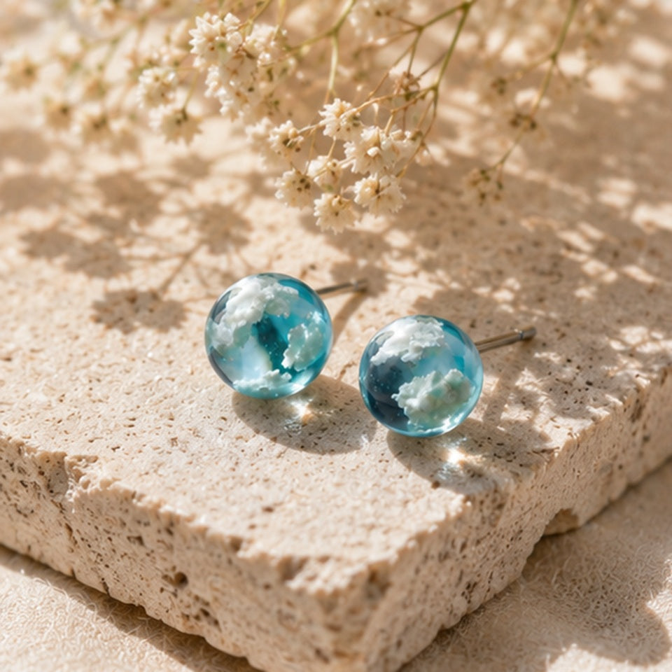 Boucles d'oreilles ciel bleu portées – bijou verre poétique nuages aléatoires