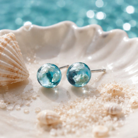 Boucles d'oreilles Mon petit bout de ciel – sphère verre bleu nuages 2,2x0,8 cm