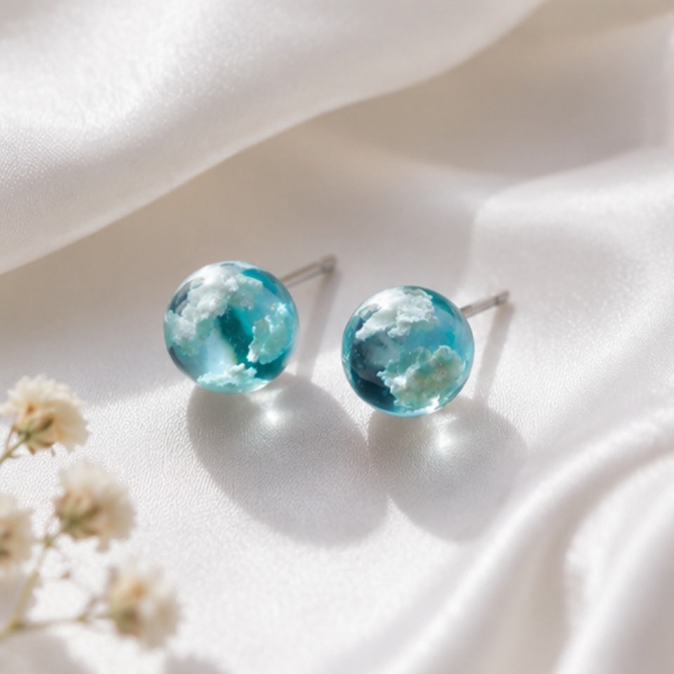 Boucles d'oreilles boule verre bleu – gros plan nuages blancs intérieur