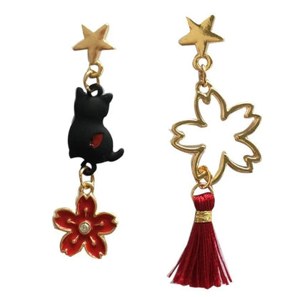 Boucles d'oreilles asymétriques chat noir et sakura rouge