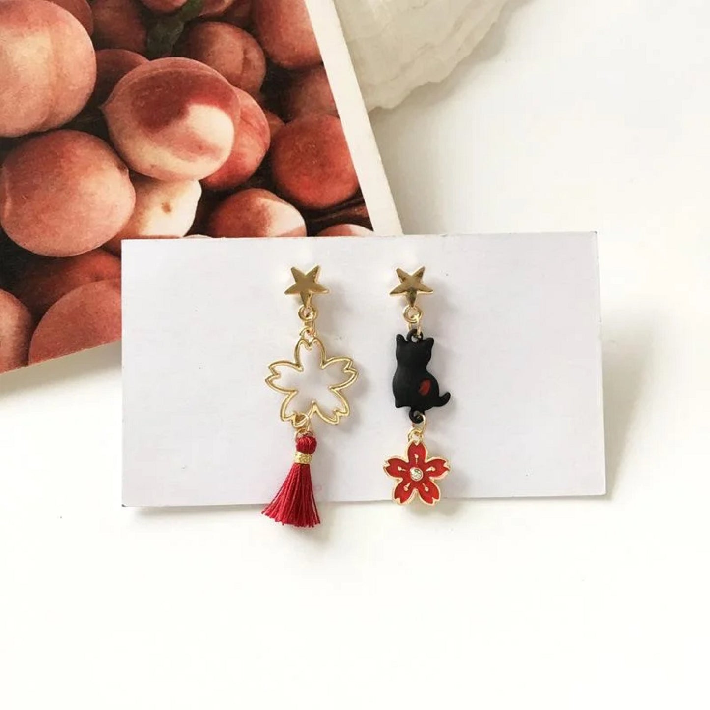 Boucles d'oreilles asymétriques chat noir et sakura rouge