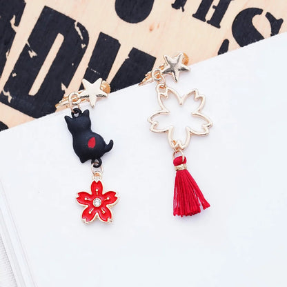 Boucles d'oreilles asymétriques chat noir et sakura rouge