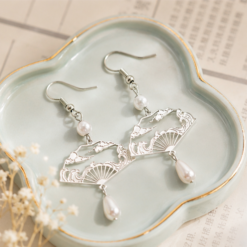 Boucles d'oreilles éventails et perles blanches – bijou japonais 4,5x3 cm alliage zinc