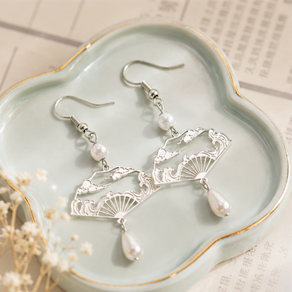 Boucles d'oreilles éventails et perles blanches – bijou japonais 4,5x3 cm alliage zinc
