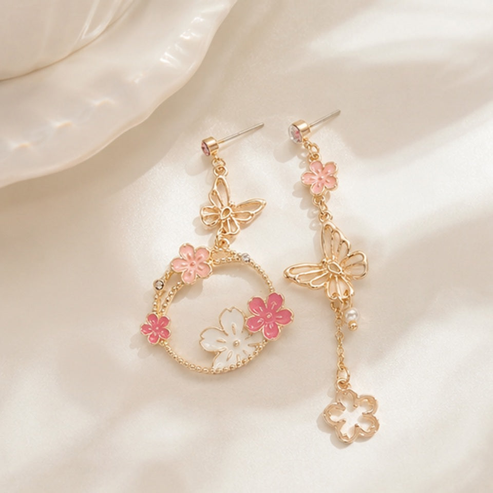 Boucles d'oreilles papillon doré et sakura – design asymétrique 6x2,5 cm alliage
