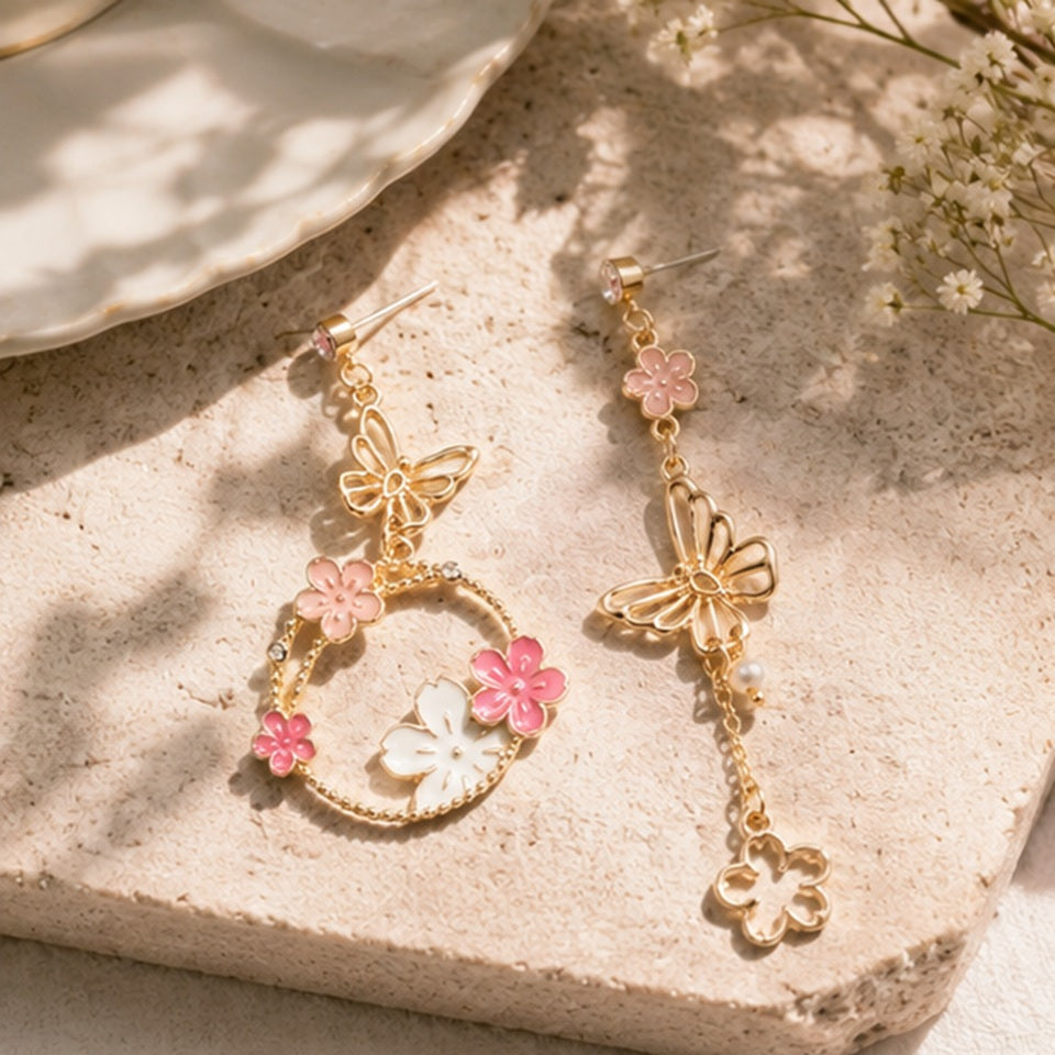 Boucles d'oreilles papillons et sakura portées – look romantique bohème