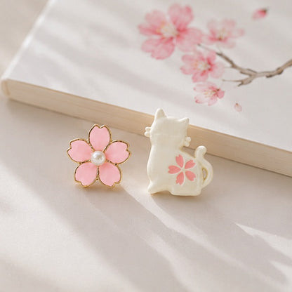 Boucles d'oreilles chat blanc et sakura rose