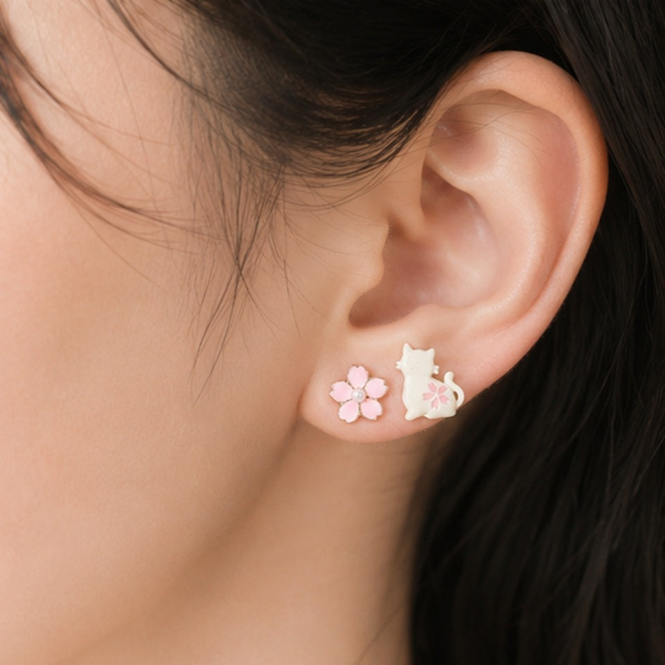 Boucles d'oreilles chat blanc et sakura rose