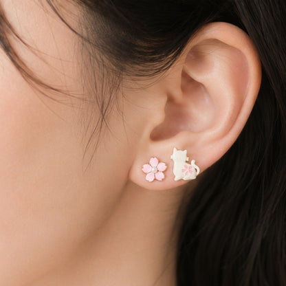 Boucles d'oreilles chat blanc et sakura rose