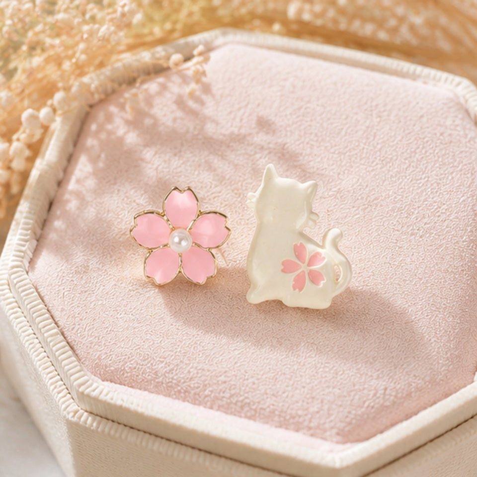 Boucles d'oreilles chat blanc et sakura rose