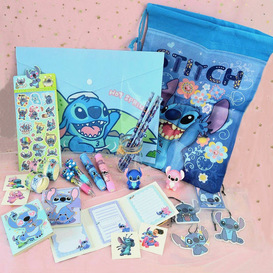 une box kawaii sur le thème Stitch : papeterie, accessoires divers. Elle est remplie d'articles mignons, ludiques et pratiques.