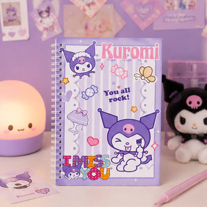 Cahier à spirales Kuromi kawaii violet avec illustration adorable de Kuromi et détails pastel ✨ Carnet mignon inspiré de l’univers Sanrio avec cœurs, bonbons et messages cute, parfait pour écrire ses notes, son journal ou ses idées créatives. Ambiance cosy et féerique avec décoration kawaii violette et lumière douce.
