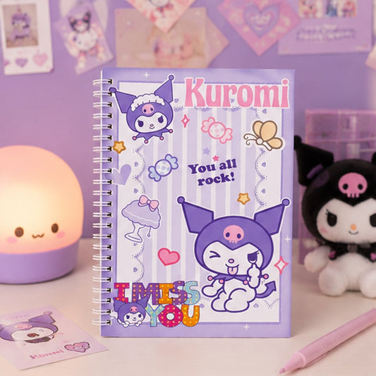 Cahier à spirales Kuromi kawaii violet avec illustration adorable de Kuromi et détails pastel ✨ Carnet mignon inspiré de l’univers Sanrio avec cœurs, bonbons et messages cute, parfait pour écrire ses notes, son journal ou ses idées créatives. Ambiance cosy et féerique avec décoration kawaii violette et lumière douce.