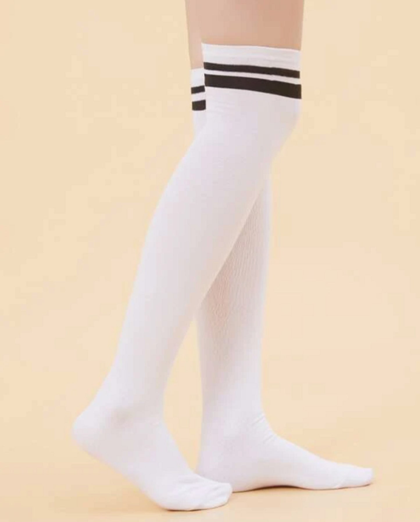 Chaussettes hautes noirs et blancs à lignes
