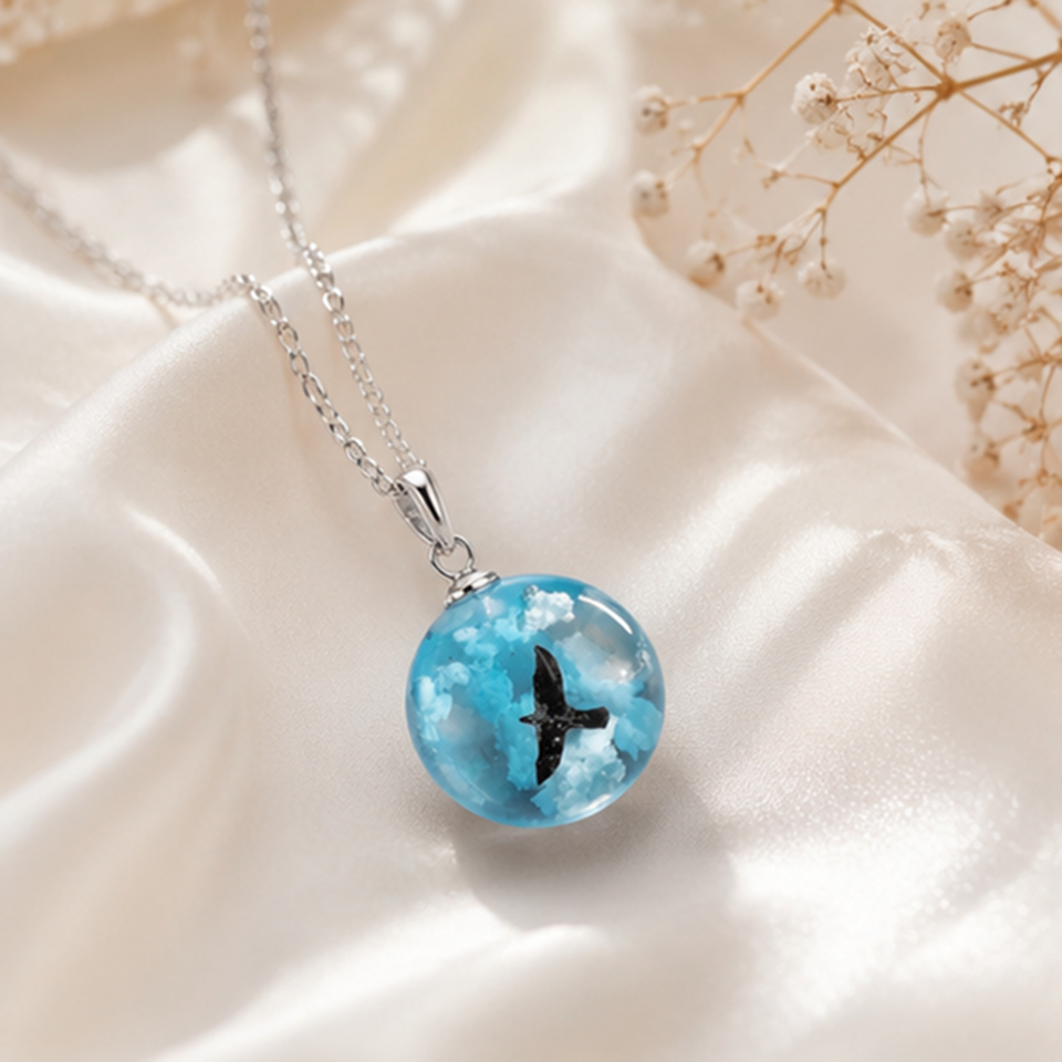 Collier pendentif sphère bleue oiseau – bout de ciel en verre 12x16 mm chaîne 48 cm