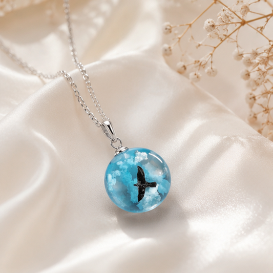 Collier pendentif sphère bleue oiseau – bout de ciel en verre 12x16 mm chaîne 48 cm